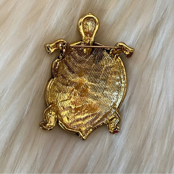 Beautiful Gold Turtle Decorative Brooch - Picture 4 of 6